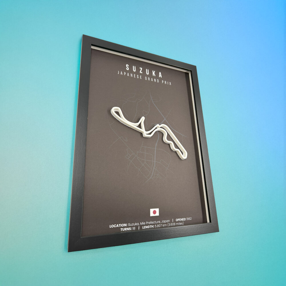 Cuadro decorativo con el trazado en relieve del circuito de Suzuka, uno de los más icónicos de la Fórmula 1. Diseño minimalista enmarcado, con datos clave del circuito: ubicación en Japón, longitud de 5.807 km, 18 curvas y apertura en 1962. Ideal para fans de la F1 y amantes del diseño moderno.
